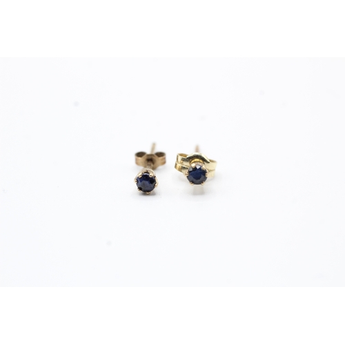 212 - 9ct gold sapphire stud earrings (0.3g)