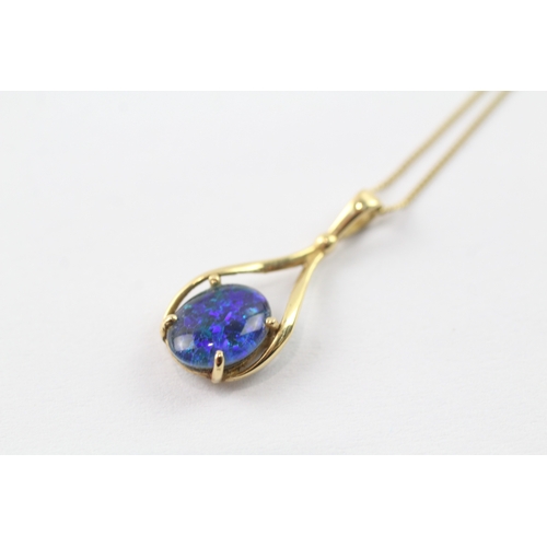 22 - 9ct gold opal triplet pendant on chain (2.5g)