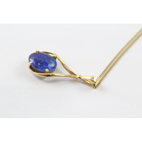 22 - 9ct gold opal triplet pendant on chain (2.5g)