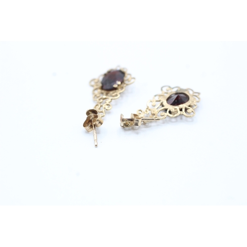 235 - 9ct gold red gemstone drop stud earrings (1.7g) Size P 1/2