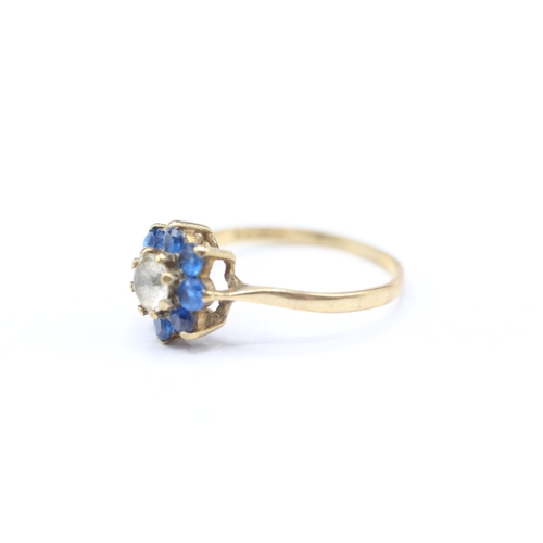 241 - 9ct gold blue and white gemstone ring (1.7g)