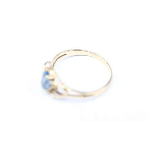 242 - 9ct gold blue gemstone set ring (1.2g) Size M