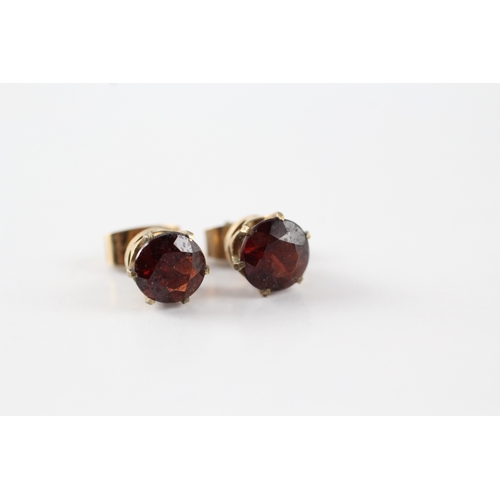 244 - 9ct gold red gemstone stud earrings (2.1g)