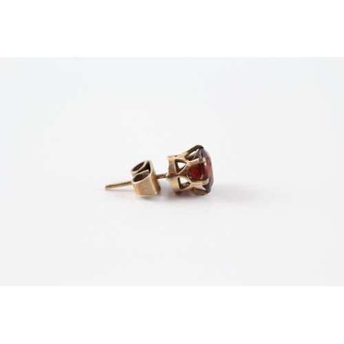 244 - 9ct gold red gemstone stud earrings (2.1g)