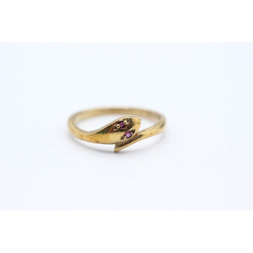 26 - 9ct gold ruby eye snake ring (1.7g) Size M