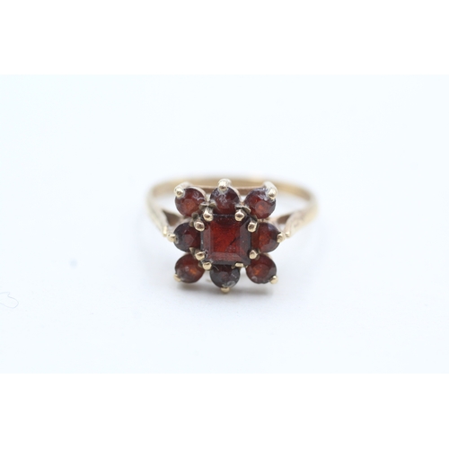 43 - 9ct gold garnet cluster ring (2.7g) Size O