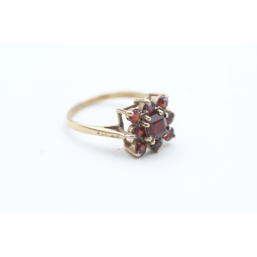 43 - 9ct gold garnet cluster ring (2.7g) Size O