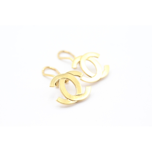 5 - 18ct gold channel logo clip on earrings (7g)