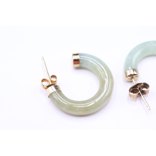 55 - 9ct gold jade half hoop stud earrings (3.4g)