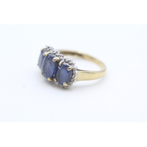 56 - 9ct gold ring with three blue gemstones surrounded by diamonds (3g) Size L 1/2