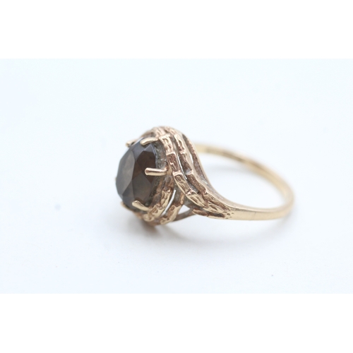 59 - 9ct gold claw set quartz ring (3.5g) Size M 1/2