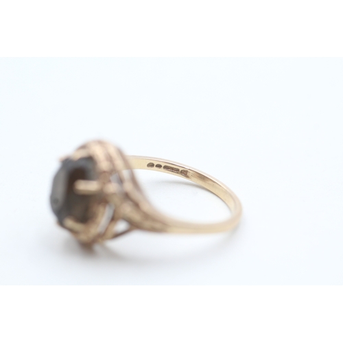 59 - 9ct gold claw set quartz ring (3.5g) Size M 1/2