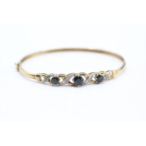 6 - 9ct gold sapphire and diamond hinged bracelet (4.3g)