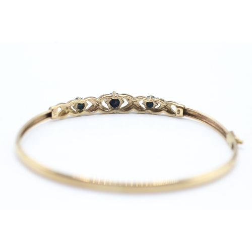 6 - 9ct gold sapphire and diamond hinged bracelet (4.3g)