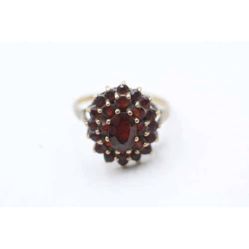 60 - 9ct gold red gemstone halo cluster ring (3.4g) Size Q