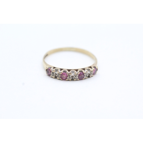 61 - 9ct gold pink gemstone row set ring (1.5g) Size P