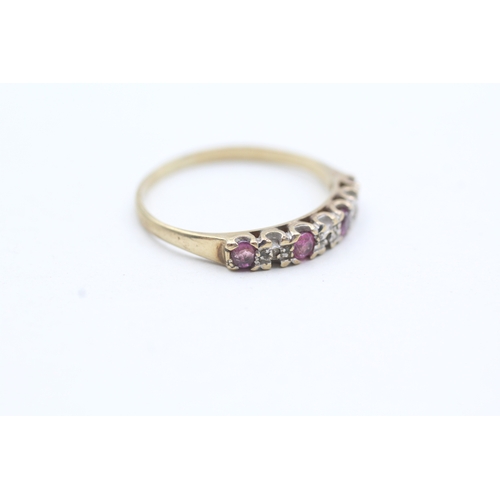 61 - 9ct gold pink gemstone row set ring (1.5g) Size P