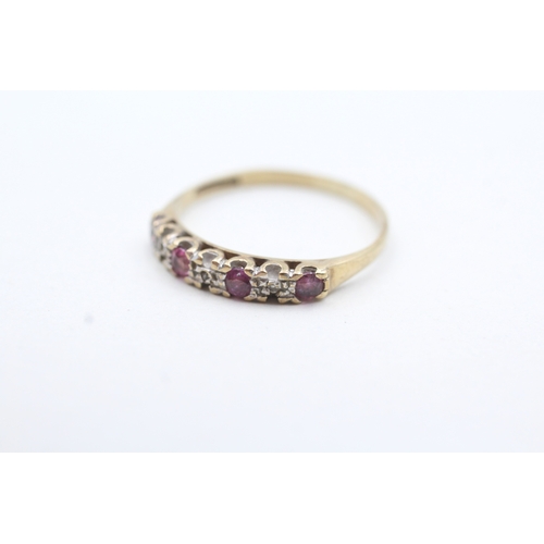 61 - 9ct gold pink gemstone row set ring (1.5g) Size P