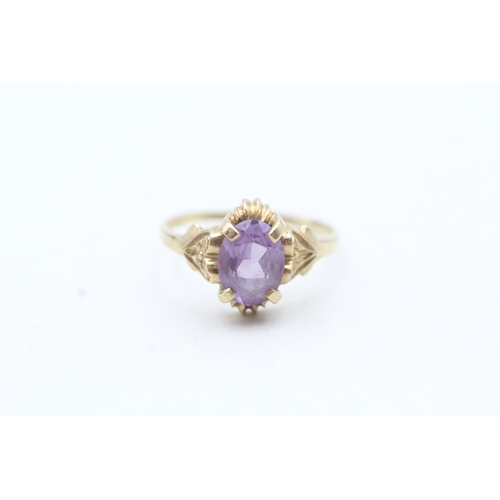 71 - 9ct gold ring with central purple gemstone (1.6g) Size M