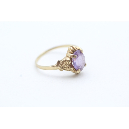 71 - 9ct gold ring with central purple gemstone (1.6g) Size M