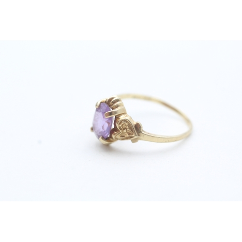 71 - 9ct gold ring with central purple gemstone (1.6g) Size M