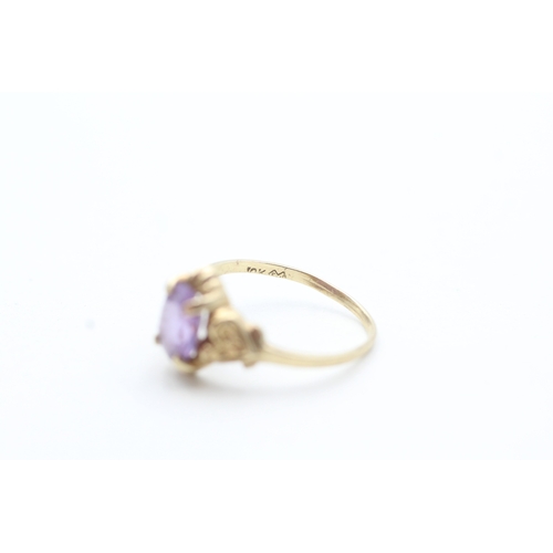 71 - 9ct gold ring with central purple gemstone (1.6g) Size M