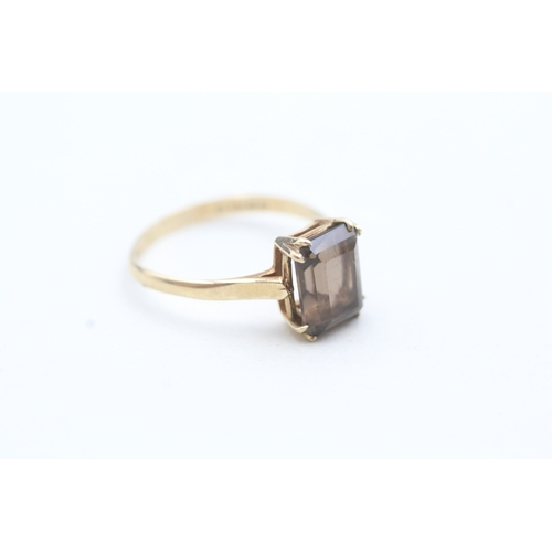 72 - 9ct gold central claw set quartz ring (1.7g) Size O