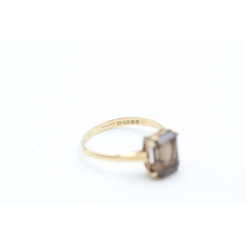 72 - 9ct gold central claw set quartz ring (1.7g) Size O