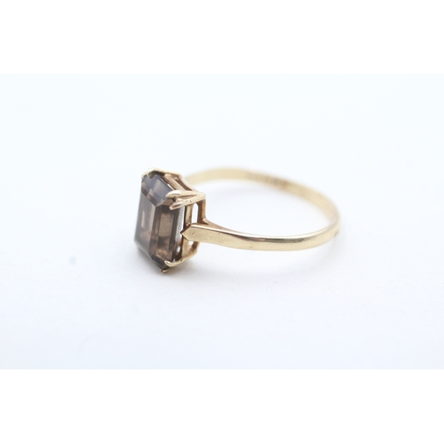 72 - 9ct gold central claw set quartz ring (1.7g) Size O