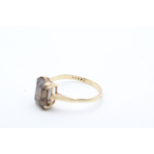 72 - 9ct gold central claw set quartz ring (1.7g) Size O