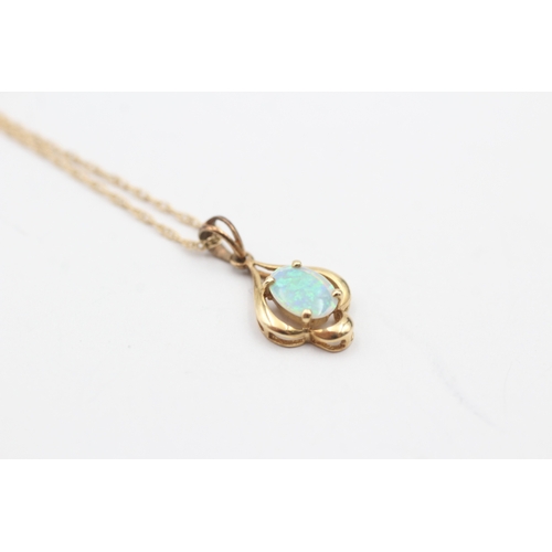 80 - 14ct gold opal cabochon pendant on chain (1.6g)