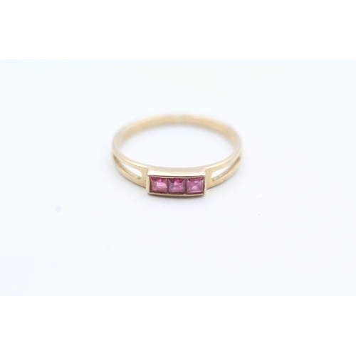 82 - 9ct gold pink gemstone ring (1.1g) Size J