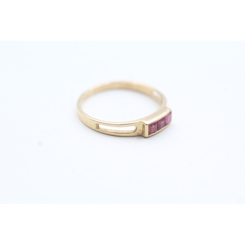 82 - 9ct gold pink gemstone ring (1.1g) Size J