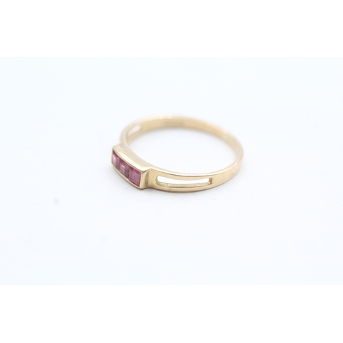 82 - 9ct gold pink gemstone ring (1.1g) Size J