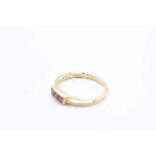 82 - 9ct gold pink gemstone ring (1.1g) Size J