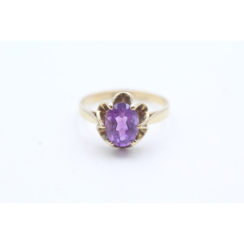 84 - 9ct gold and purple gemstone ring (2g) Size M