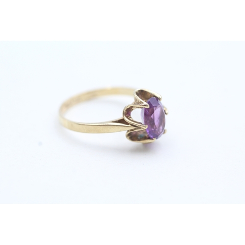 84 - 9ct gold and purple gemstone ring (2g) Size M