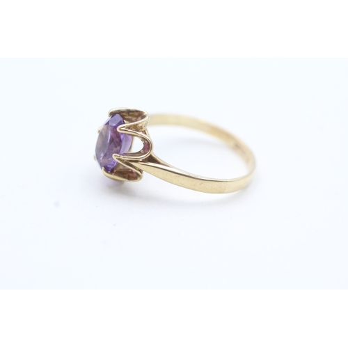 84 - 9ct gold and purple gemstone ring (2g) Size M