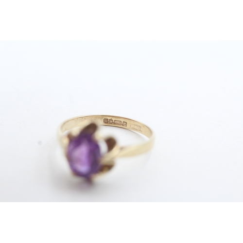 84 - 9ct gold and purple gemstone ring (2g) Size M