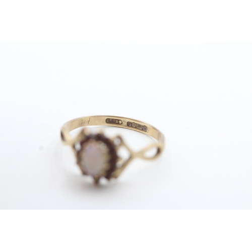 86 - 9ct gold opal and red gemstone ring (1.8g) Size P