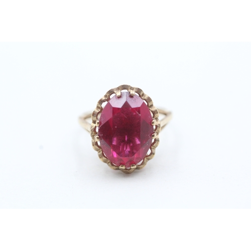 93 - 9ct gold red gemstone cocktail ring (3.3g) Size M