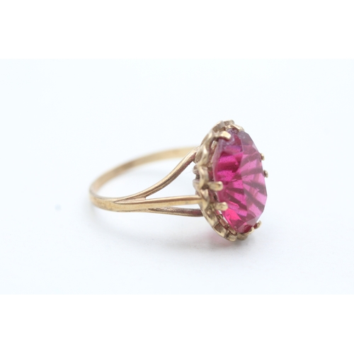 93 - 9ct gold red gemstone cocktail ring (3.3g) Size M