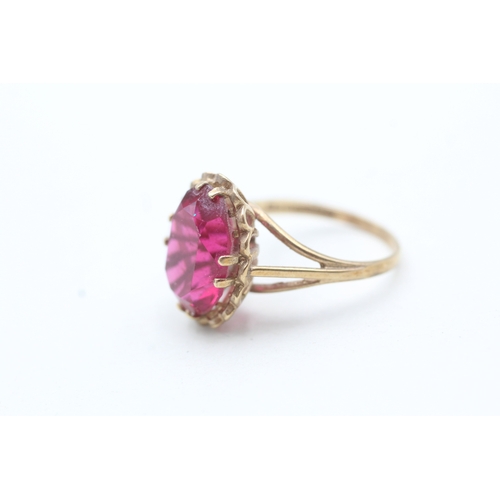 93 - 9ct gold red gemstone cocktail ring (3.3g) Size M