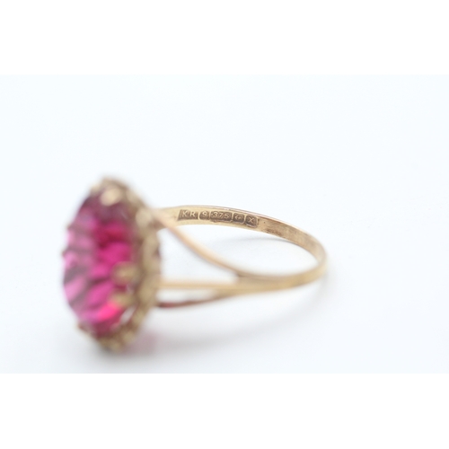 93 - 9ct gold red gemstone cocktail ring (3.3g) Size M