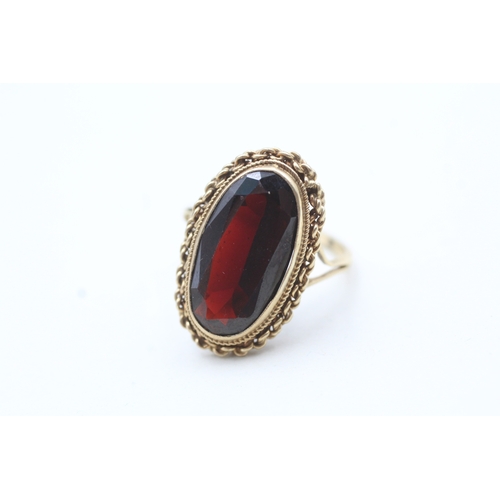 95 - 9ct gold red gemstone single stone ring (4g) Size N 1/2