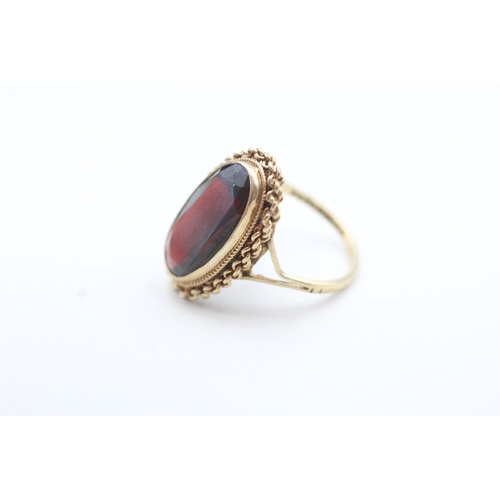 95 - 9ct gold red gemstone single stone ring (4g) Size N 1/2