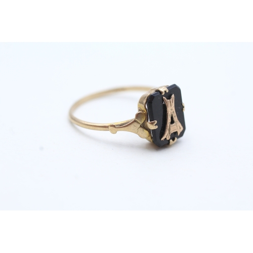 191 - 9ct gold vintage black onyx `initial 'A' dress ring (1.4g) Size N