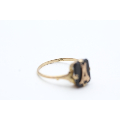 191 - 9ct gold vintage black onyx `initial 'A' dress ring (1.4g) Size N