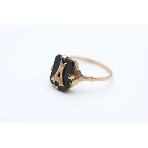 191 - 9ct gold vintage black onyx `initial 'A' dress ring (1.4g) Size N