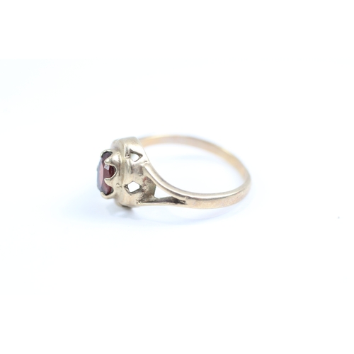 21 - 9ct gold garnet dress ring (1.7g) Size I